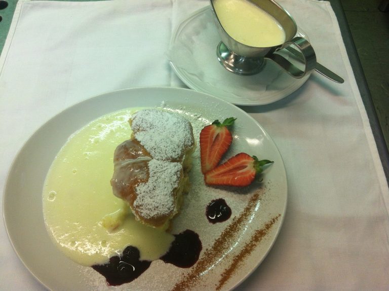 Buchteln mit Vanillesauce - Hotel Heiligkreuz Hall bei Innsbruck