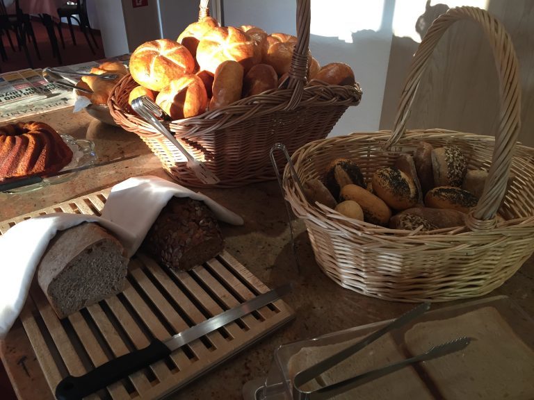 frisches Gebäck uns Brot - Hotel Heiligkreuz Hall bei Innsbruck