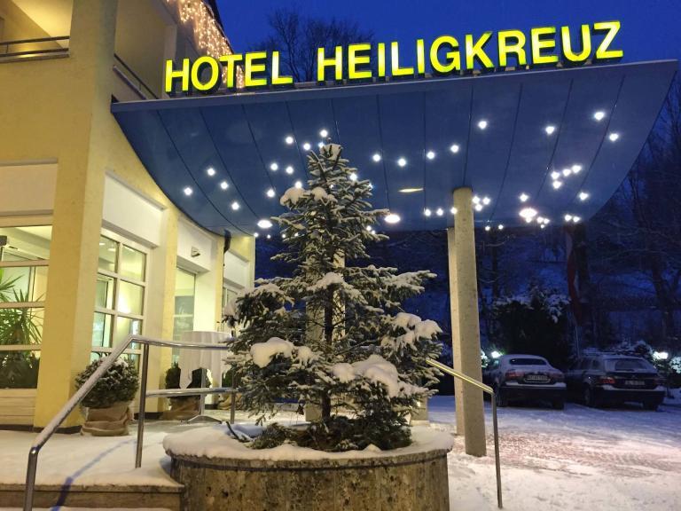 Winter Eingang Hotel Heiligkreuz Hall bei Innsbruck