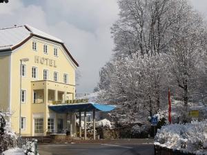 Winter Ansicht Hotel Heiligkreuz Hall bei Innsbruck